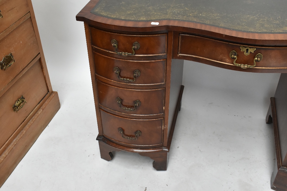 A reproduction mahogany veneered serpentine fronted kneehole desk, with green leather inset top - Image 3 of 8