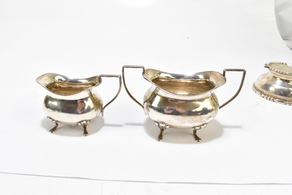 CHARLES EDWARD NIXON; an Edward VII hallmarked silver twin handled sugar bowl and cream jug, both on - Image 4 of 4