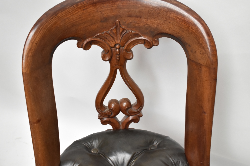 A reproduction mahogany veneered serpentine fronted kneehole desk, with green leather inset top - Image 7 of 8