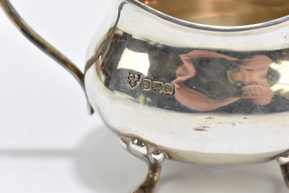 CHARLES EDWARD NIXON; an Edward VII hallmarked silver twin handled sugar bowl and cream jug, both on - Image 3 of 4