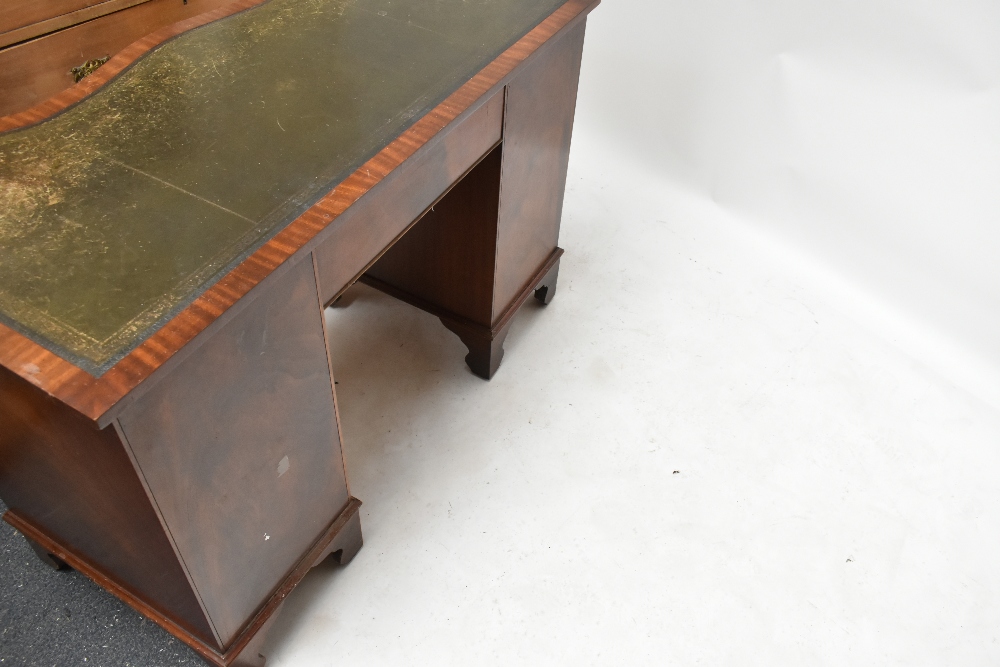 A reproduction mahogany veneered serpentine fronted kneehole desk, with green leather inset top - Image 6 of 8