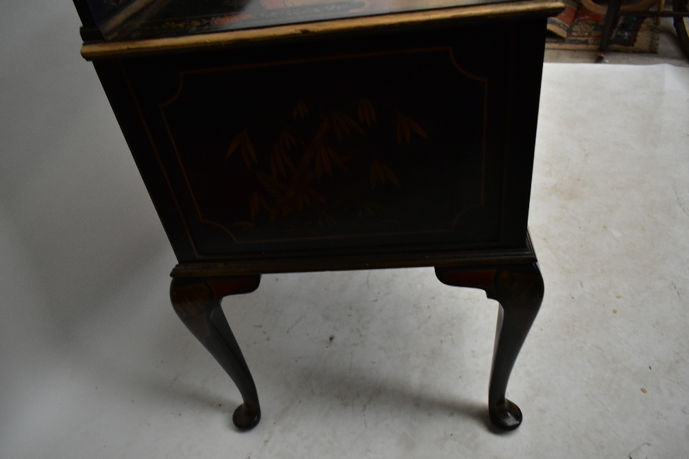 A early 20th century black lacquered kneehole writing table with gallery back, with chinoiserie - Image 5 of 5