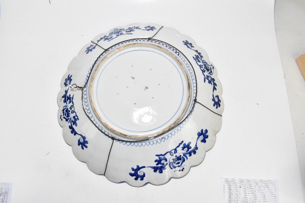 A large late 19th century Japanese Imari charger, of circular form with panelled detail depicting - Image 5 of 5