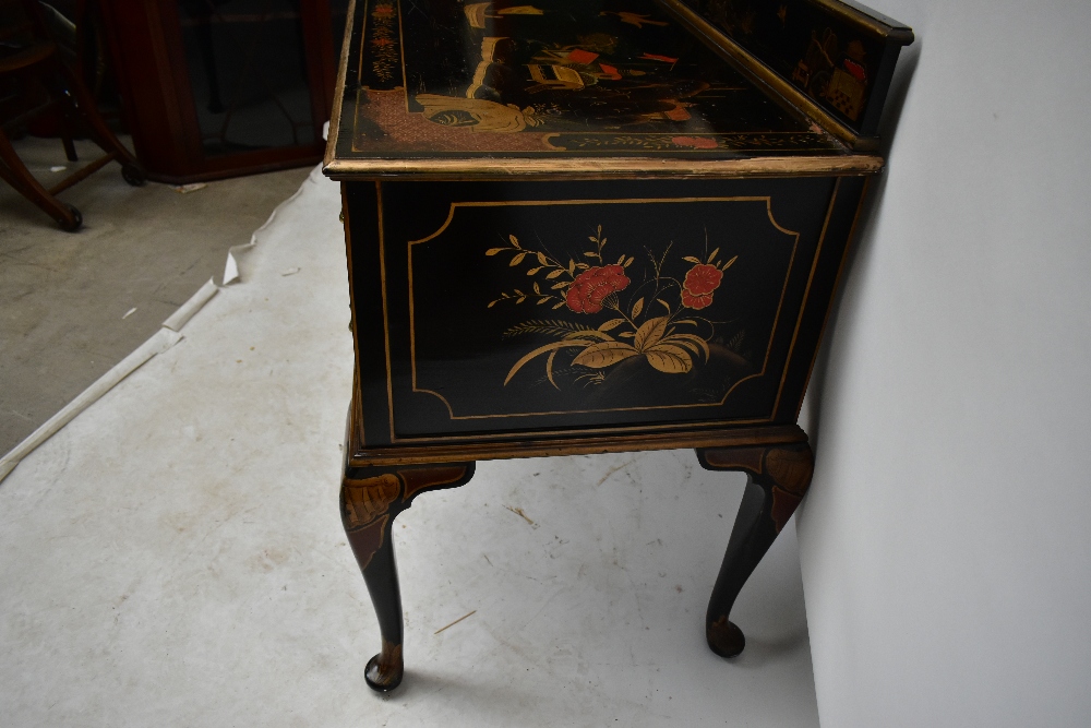 A early 20th century black lacquered kneehole writing table with gallery back, with chinoiserie - Image 3 of 5