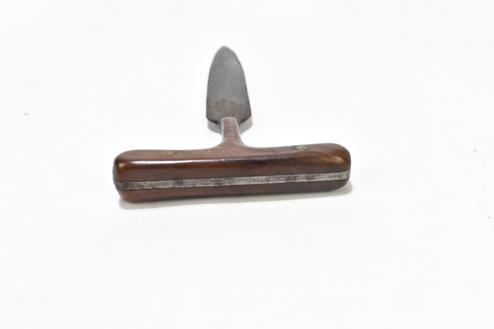 A push dagger with walnut grip, length 15.2cm. Provenance: The Captain Allan Marshall Collection. - Image 3 of 3