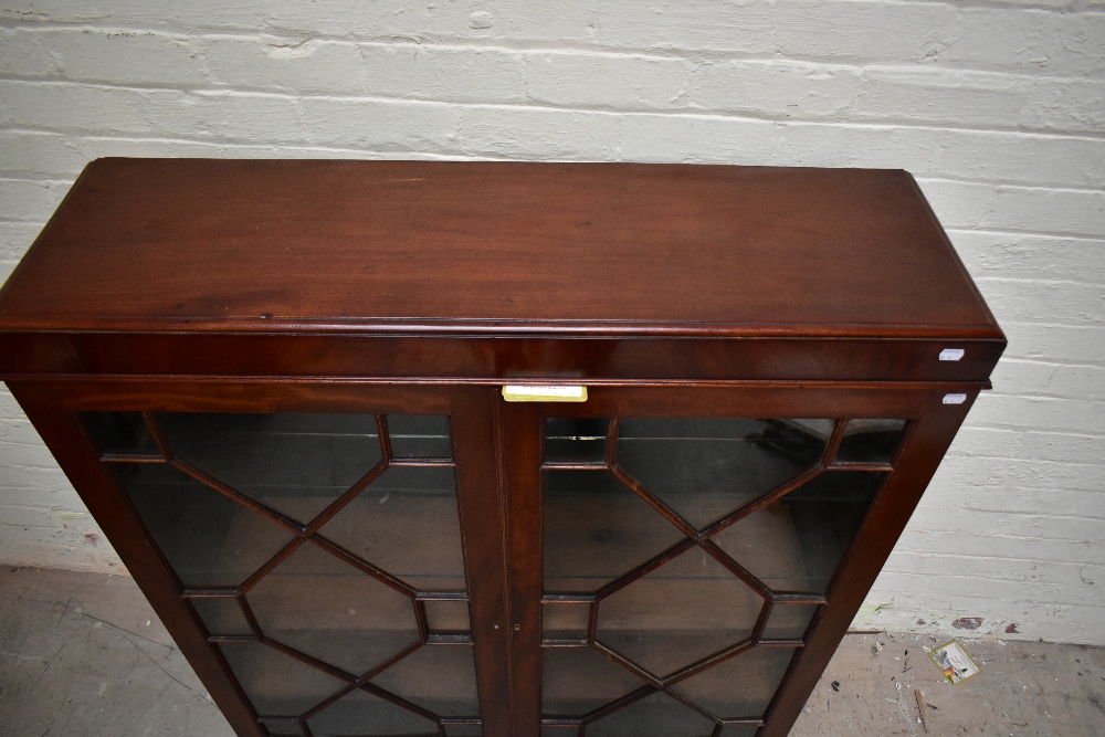 An early 20th century mahogany bookcase, the pair of astragal glazed doors, enclosing an arrangement - Image 3 of 3