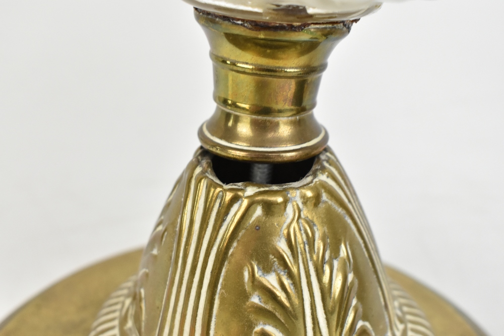 A 19th century brass oil lamp with cranberry glass reservoir raised on turned brass column - Image 4 of 5