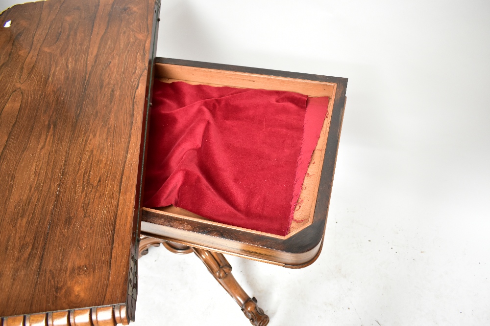 An early 19th century rosewood card table with carved detail on lobed column to four knee carved - Image 5 of 5