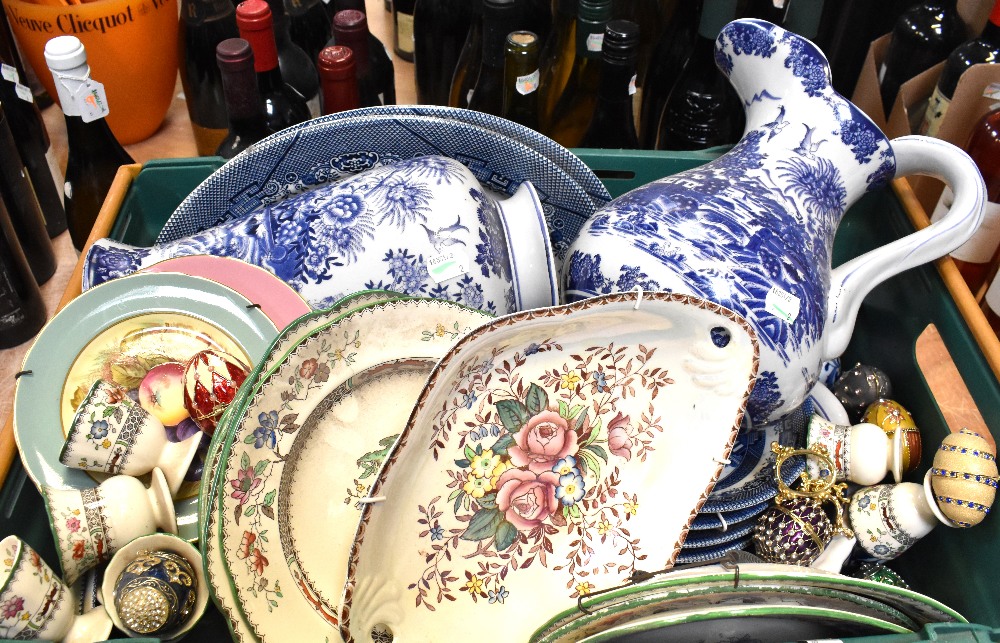 A quantity of blue and white ware to include Willow pattern oval and round serving plates, - Bild 4 aus 4