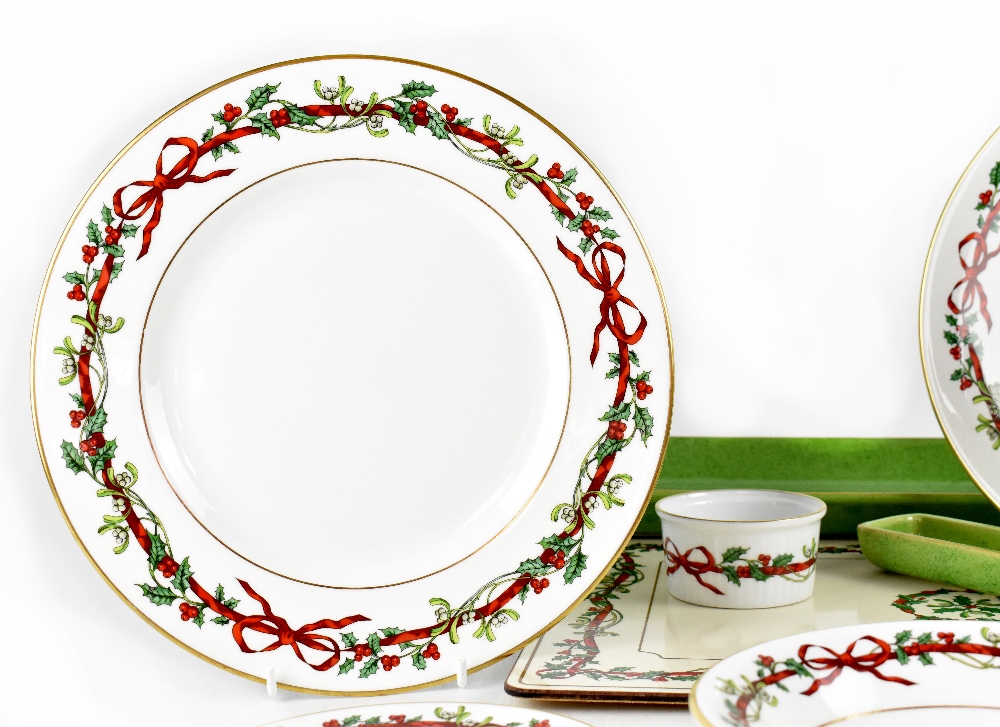 A Royal Worcester part dinner service 'Holly Ribbons', comprising eight dinner plates, - Bild 2 aus 3