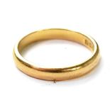 A hallmarked 22ct gold band ring, size J, approx 3.2g.
