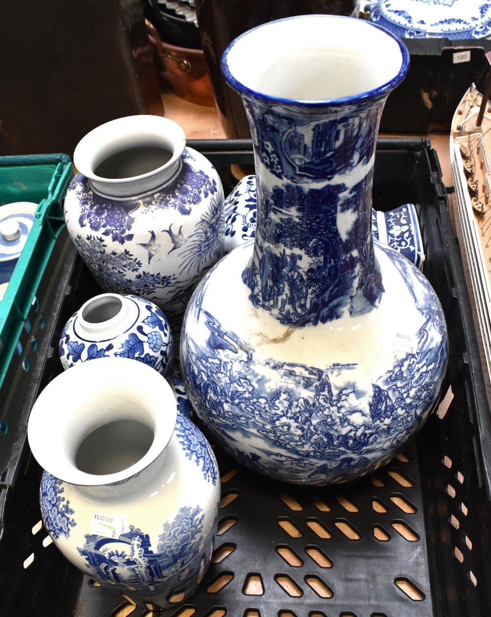 A quantity of blue and white ware to include Willow pattern oval and round serving plates, - Bild 3 aus 4