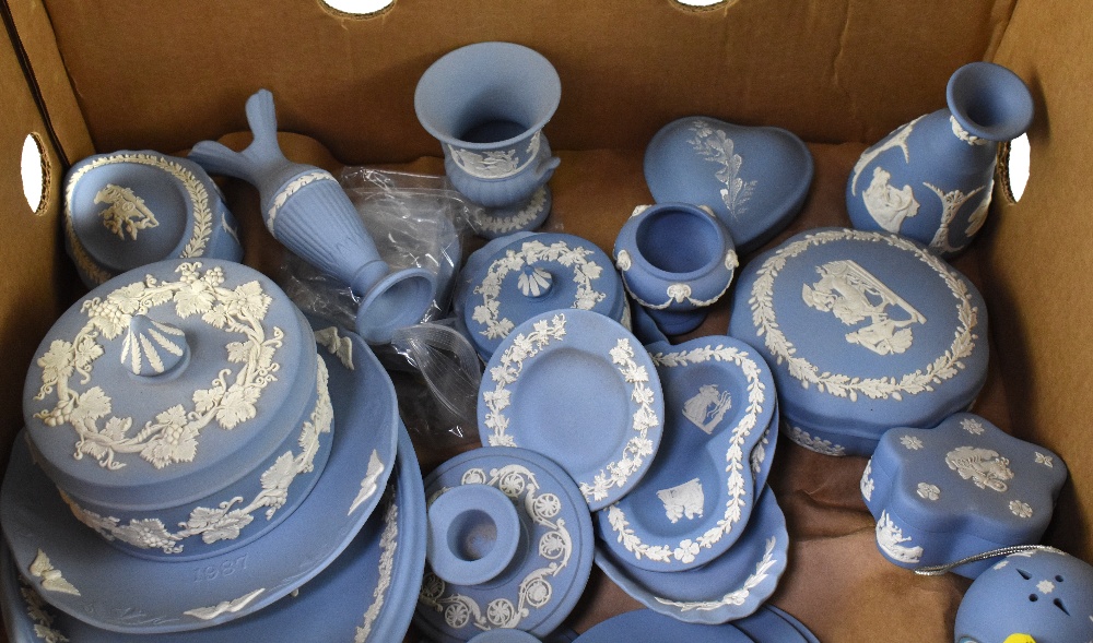 A good collection of Wedgwood eggshell blue jasper ware to include a pair of short candlesticks, - Bild 2 aus 2