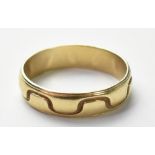 A 9ct gold wedding band with engraved wavy line decoration, size T, stamped 375, approx 4.2g.