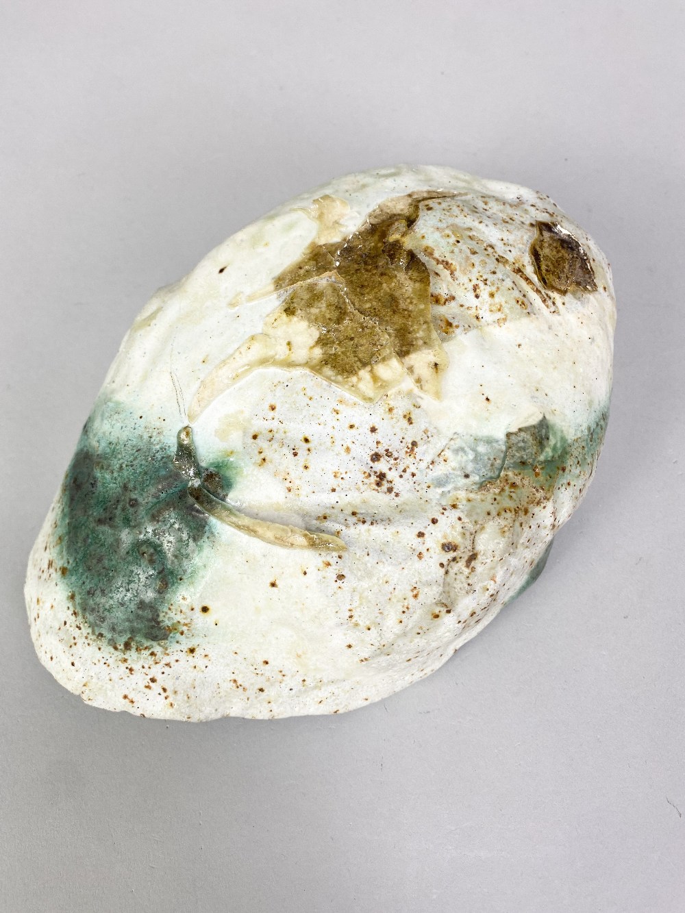 EWEN HENDERSON (1934-2000); a dish form, mixed laminated stoneware and bone china clays, textured - Image 4 of 4