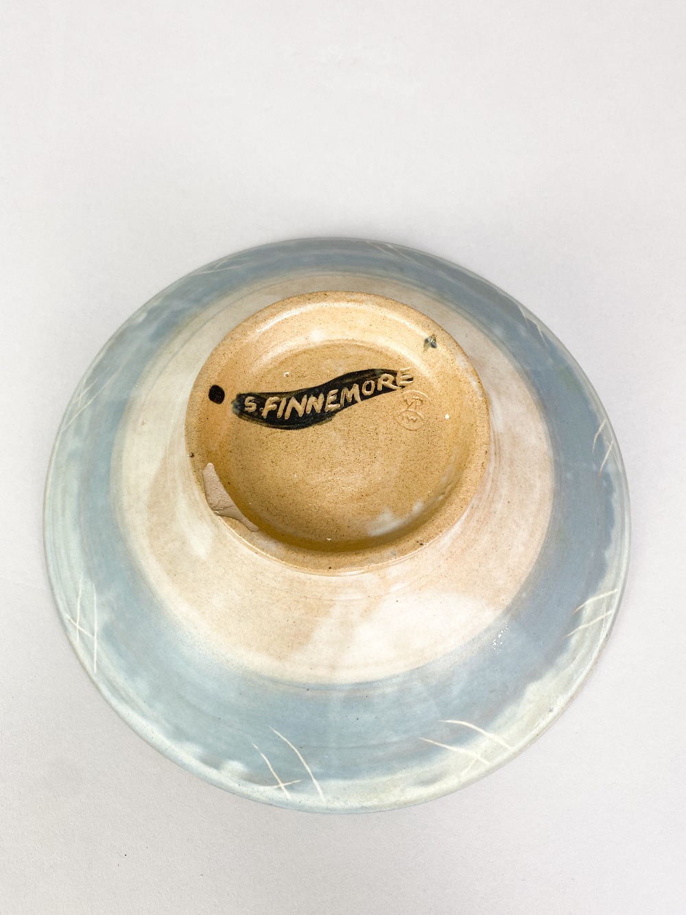 SYBIL FINNEMORE for Yellowsands Pottery; a stoneware footed dish with incised and painted leaf - Image 4 of 5