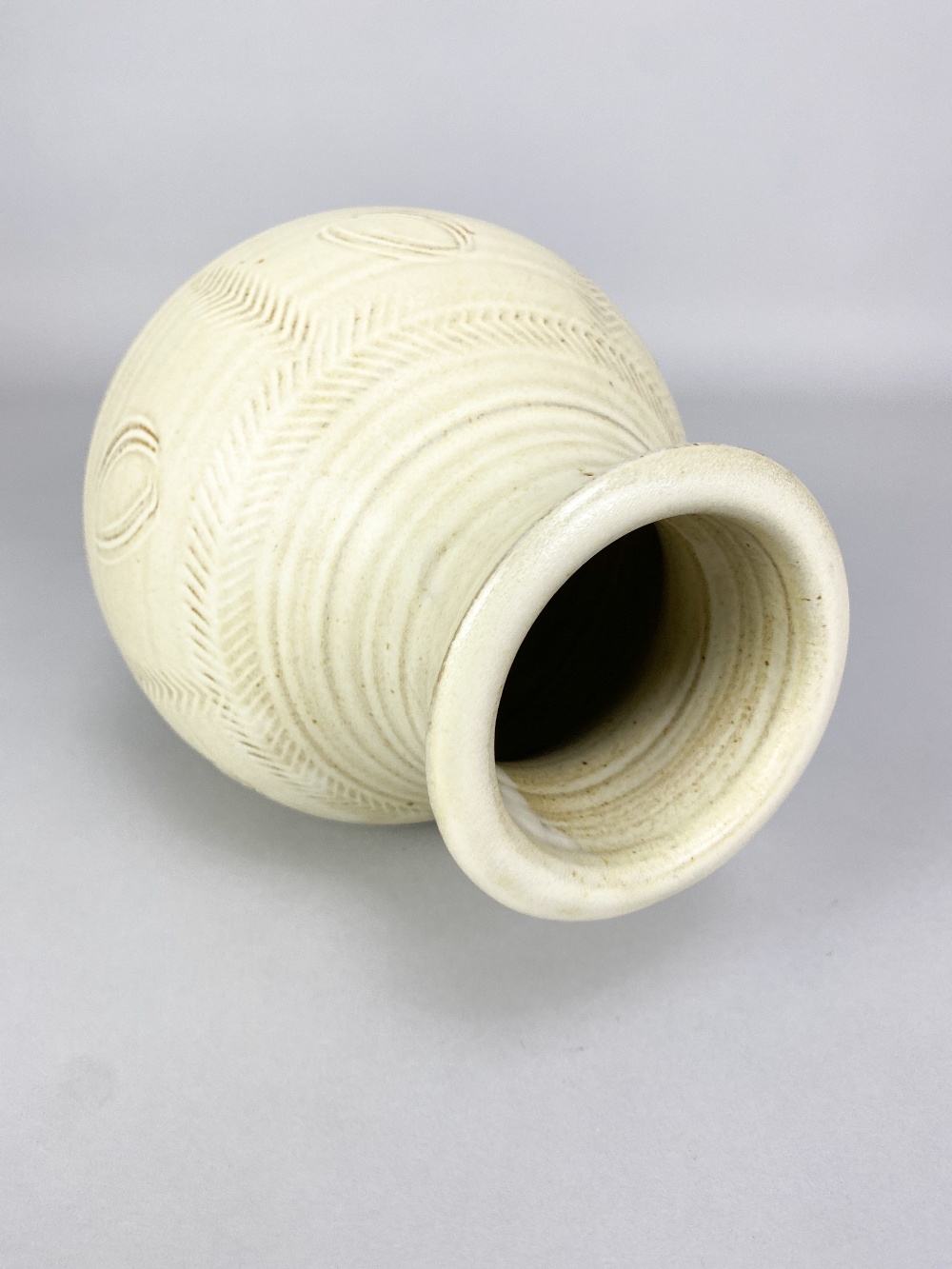 RAY FINCH (1914-2012) for Winchcombe Pottery; a stoneware vase covered in light oatmeal glaze with - Image 3 of 5