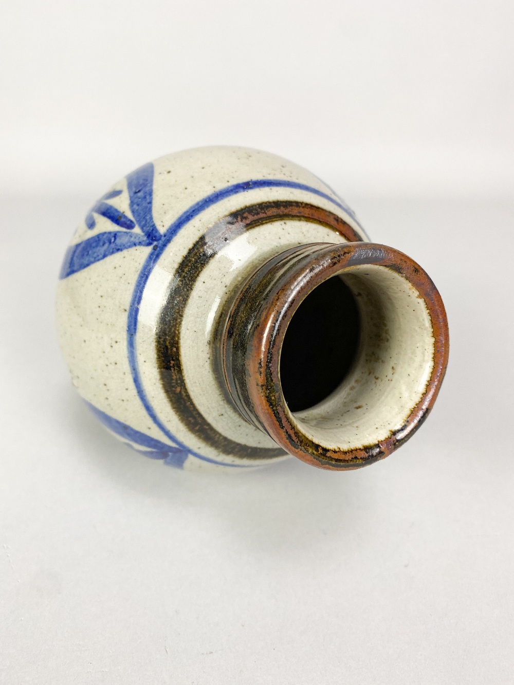 DONALD MILLS (1922-1996); a stoneware vase with iron and cobalt decoration on grey ground, incised - Image 3 of 6