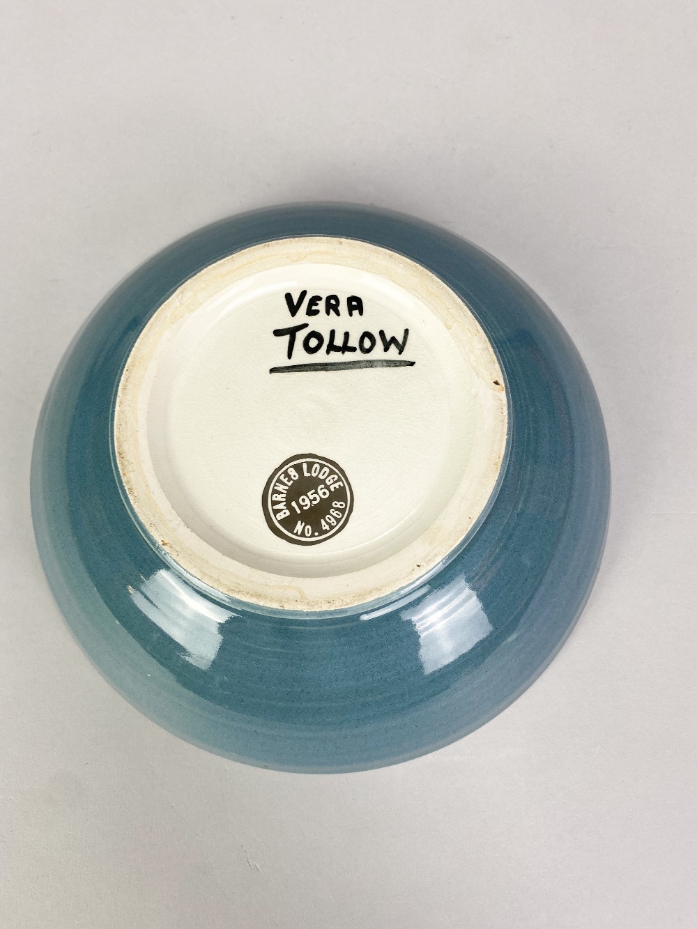 VERA TOLLOW (born 1931); a shallow stoneware bowl covered in blue/grey glaze with incised decoration - Image 4 of 5