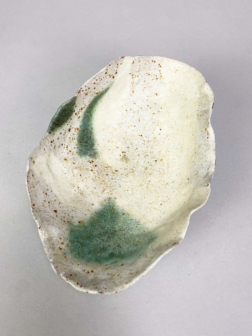 EWEN HENDERSON (1934-2000); a dish form, mixed laminated stoneware and bone china clays, textured - Image 3 of 4
