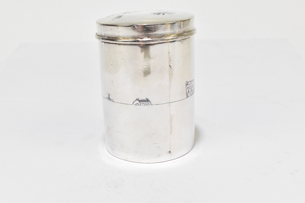 An Eastern white metal and niello decorated cylindrical tea canister and cover, the lid decorated - Bild 4 aus 8