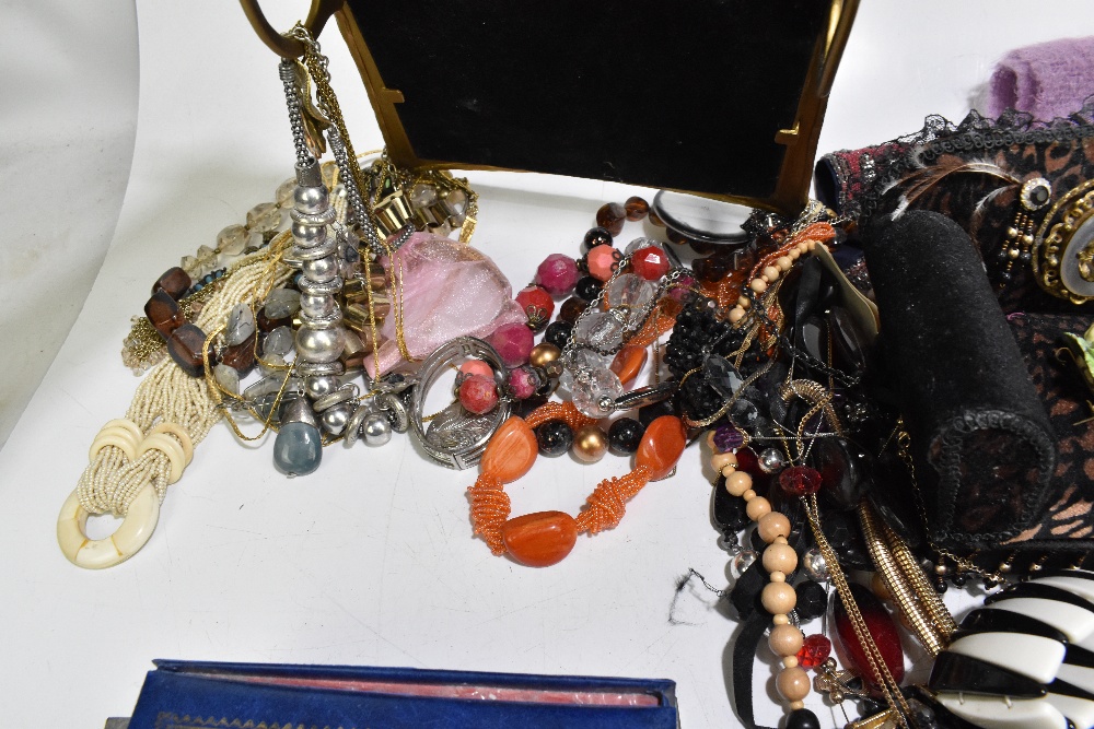 An extensive collection of costume jewellery including brooches, necklaces, etc. - Image 5 of 5