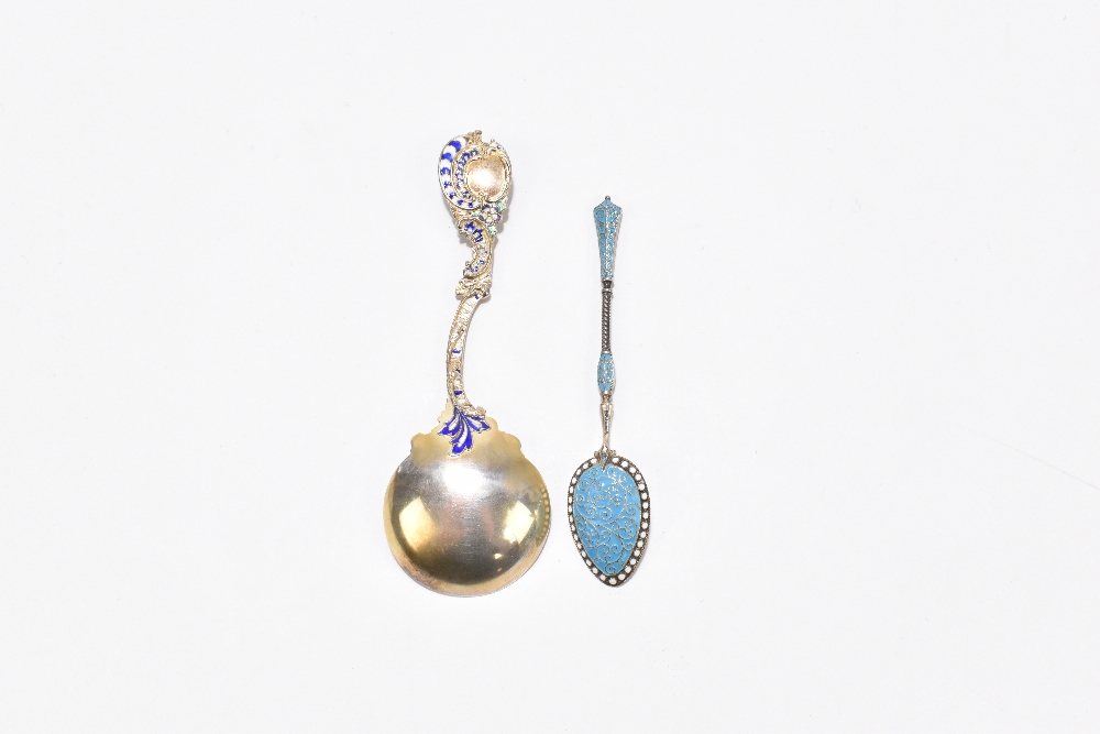 A Russian sterling silver and enamelled teaspoon, the teardrop shaped bowl with blue and white - Bild 4 aus 5