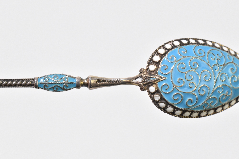 A Russian sterling silver and enamelled teaspoon, the teardrop shaped bowl with blue and white - Bild 5 aus 5