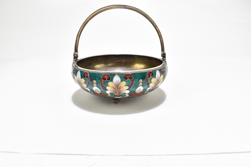 A Russian 916 standard silver and enamel basket, with swing handle and decorated with foliate motifs - Bild 3 aus 7