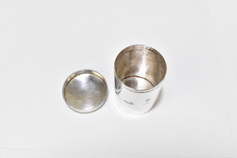 An Eastern white metal and niello decorated cylindrical tea canister and cover, the lid decorated - Bild 8 aus 8