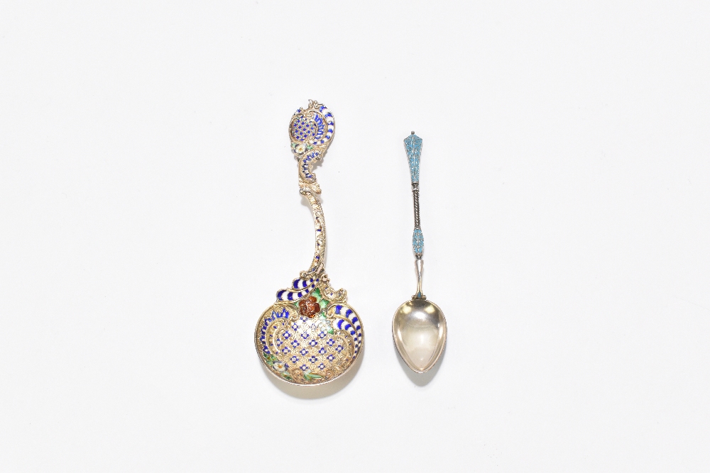 A Russian sterling silver and enamelled teaspoon, the teardrop shaped bowl with blue and white - Bild 3 aus 5