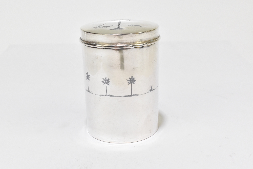 An Eastern white metal and niello decorated cylindrical tea canister and cover, the lid decorated - Bild 3 aus 8