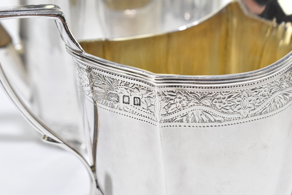 A George V hallmarked silver four piece tea set with band of engraved detail to both upper and lower - Bild 5 aus 11
