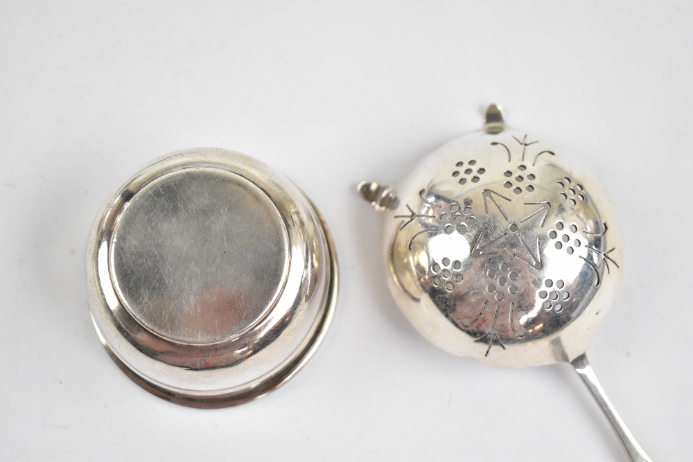 VINERS LTD; a George V hallmarked silver tea strainer with pierced terminal, Sheffield 1933, - Bild 2 aus 4