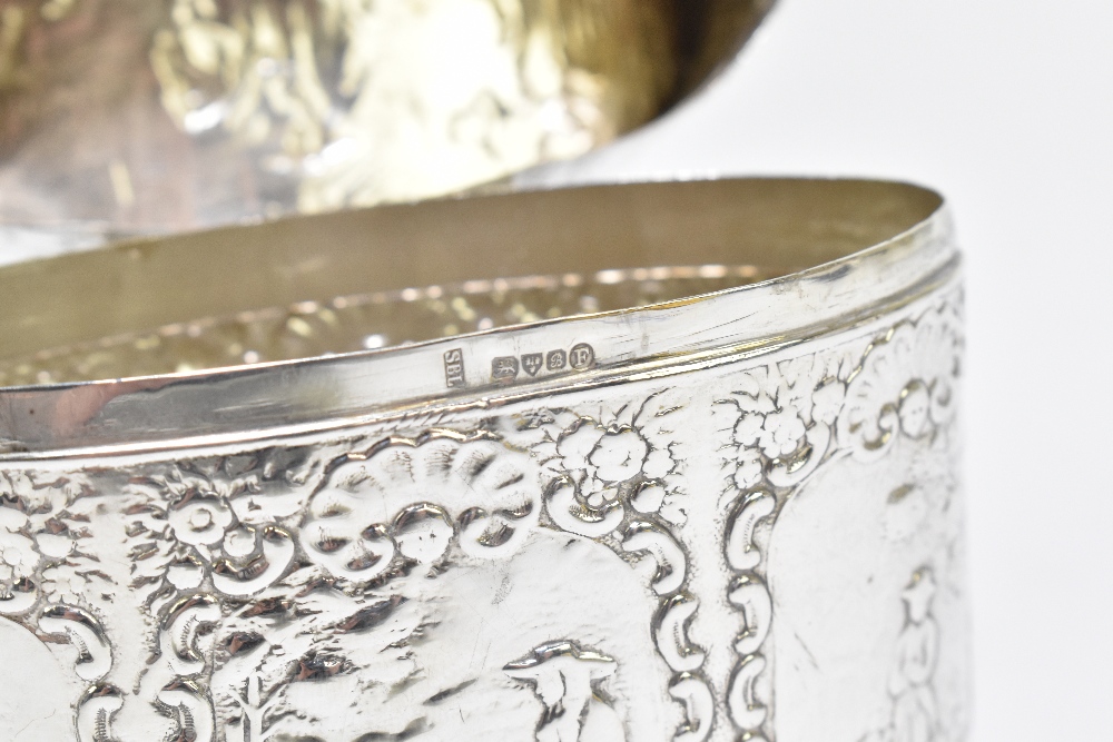 An Edwardian Dutch imported silver tea canister, with convex hinged lid and allover embossed - Bild 7 aus 7