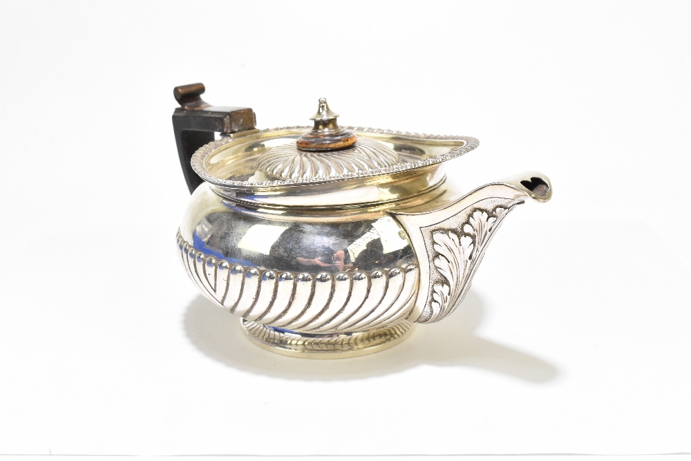 JOHN HAWKINS; a George III silver teapot, with gadrooned rim, acanthus leaf moulded spout and demi- - Bild 2 aus 7