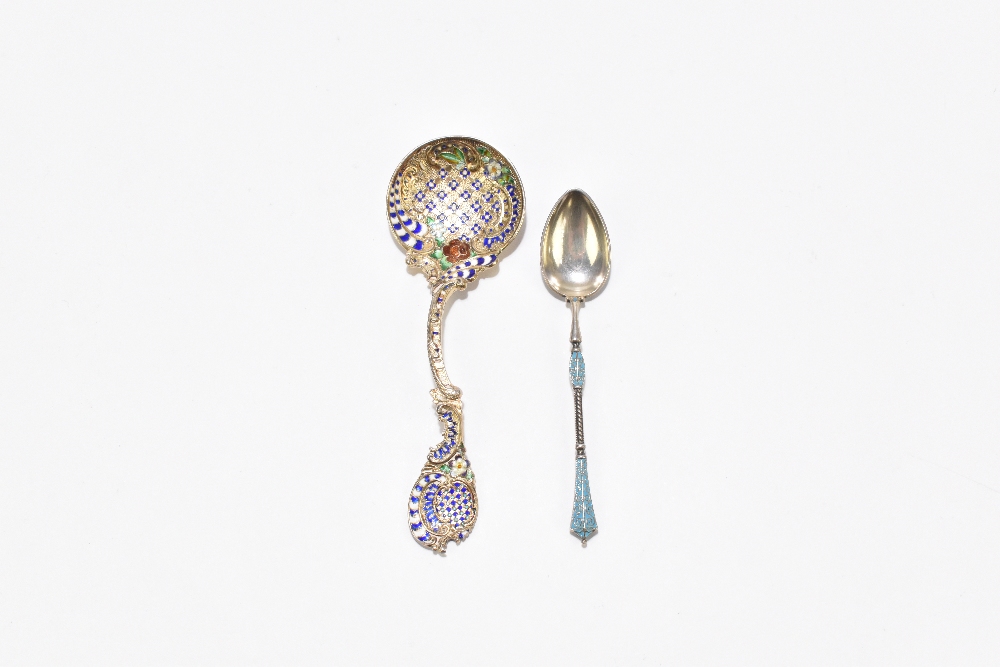 A Russian sterling silver and enamelled teaspoon, the teardrop shaped bowl with blue and white - Bild 2 aus 5