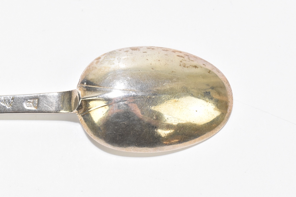 JOHN SMITH; a Charles II hallmarked silver trefid spoon, the oval bowl with a raised rat tail, the - Bild 3 aus 5
