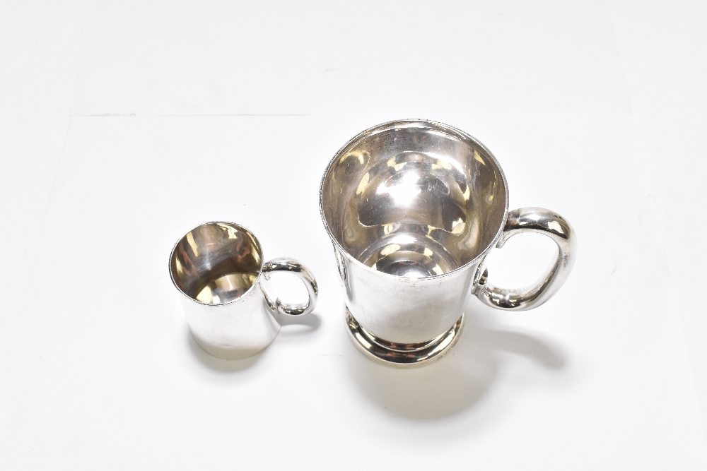 WALKER & HALL; a George V hallmarked silver mug with C-handle, on spreading circular foot, later - Bild 6 aus 7