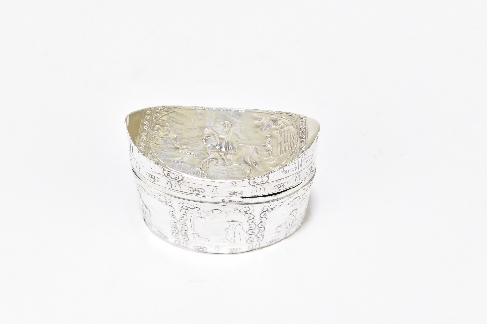 An Edwardian Dutch imported silver tea canister, with convex hinged lid and allover embossed - Bild 3 aus 7