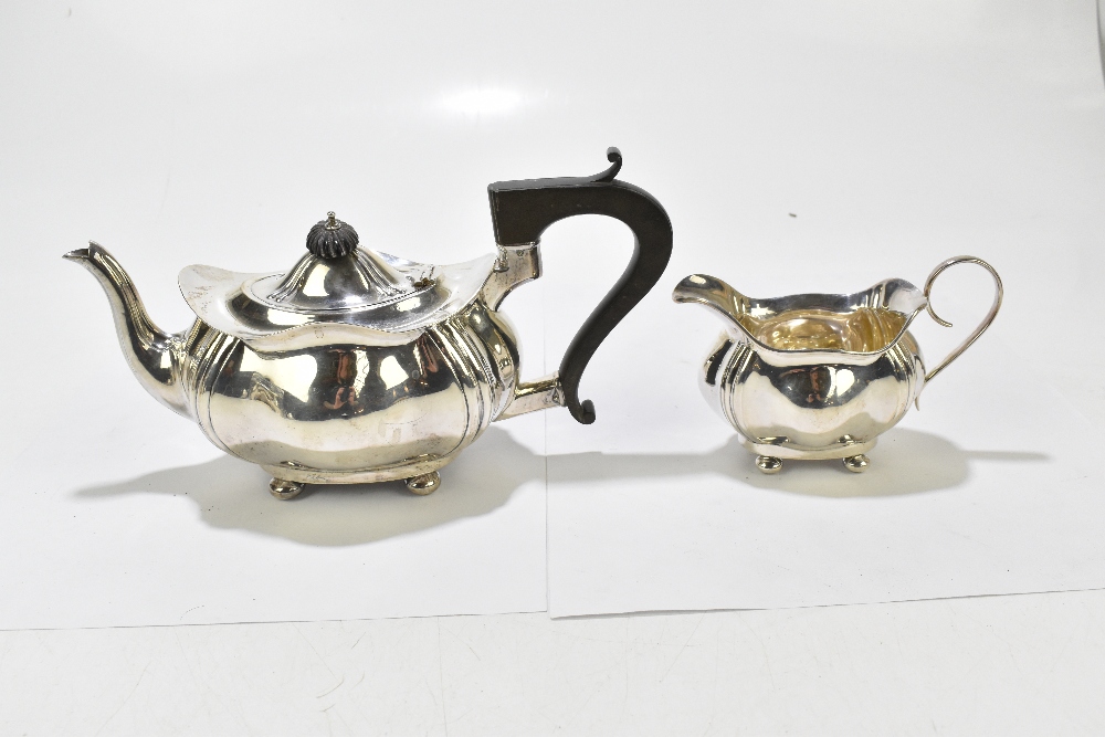 JOSEPH GLOSTER LTD; a George V hallmarked silver teapot and milk jug, each of shaped oval form - Bild 4 aus 7