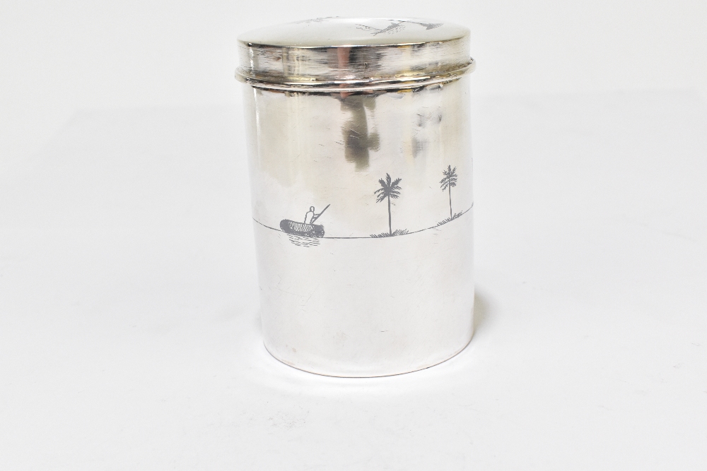 An Eastern white metal and niello decorated cylindrical tea canister and cover, the lid decorated - Bild 6 aus 8