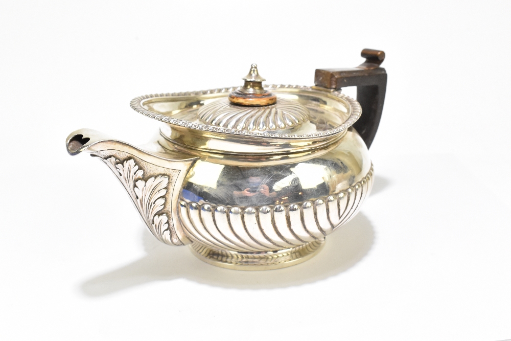JOHN HAWKINS; a George III silver teapot, with gadrooned rim, acanthus leaf moulded spout and demi- - Bild 3 aus 7