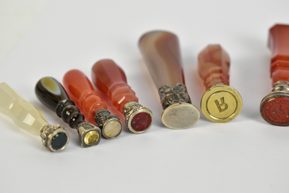 A collection of eleven 19th century and later agate seals, to include a faceted banded agate seal - Image 3 of 5