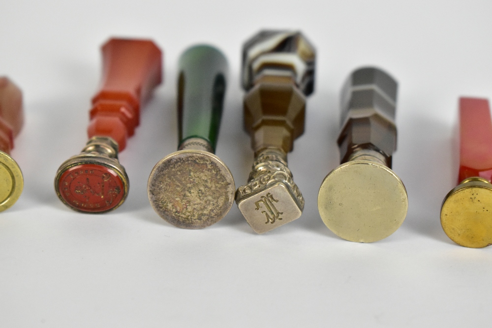 A collection of eleven 19th century and later agate seals, to include a faceted banded agate seal - Image 4 of 5