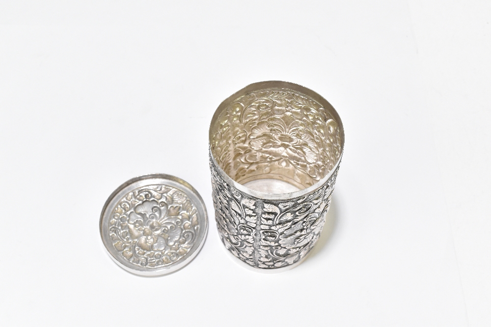 A white metal cylindrical tea canister with pull-off lid and foliate detail to the body, stamped - Bild 7 aus 7