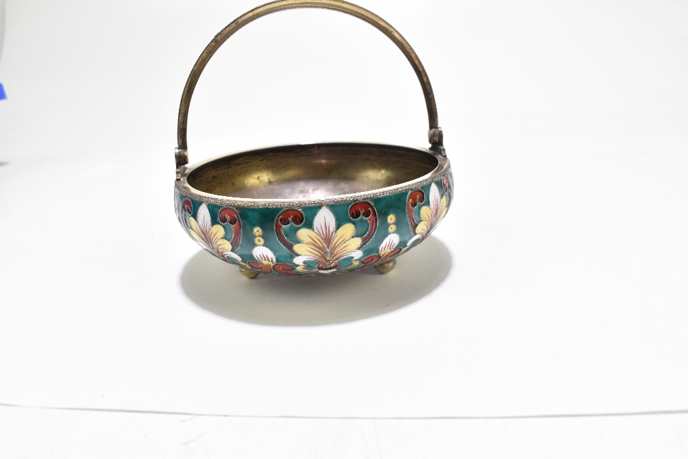 A Russian 916 standard silver and enamel basket, with swing handle and decorated with foliate motifs - Bild 4 aus 7