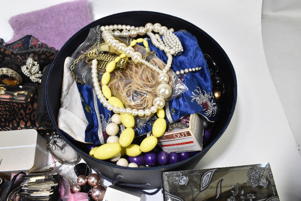 An extensive collection of costume jewellery including brooches, necklaces, etc. - Image 2 of 5