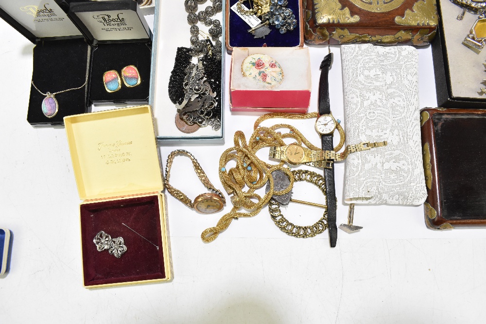 A quantity of costume jewellery including brooches, beads, cufflinks, earrings, also fashion - Image 2 of 4