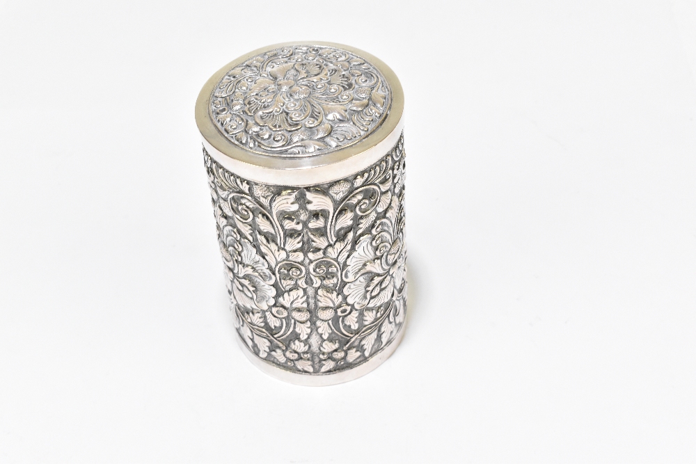 A white metal cylindrical tea canister with pull-off lid and foliate detail to the body, stamped - Bild 4 aus 7